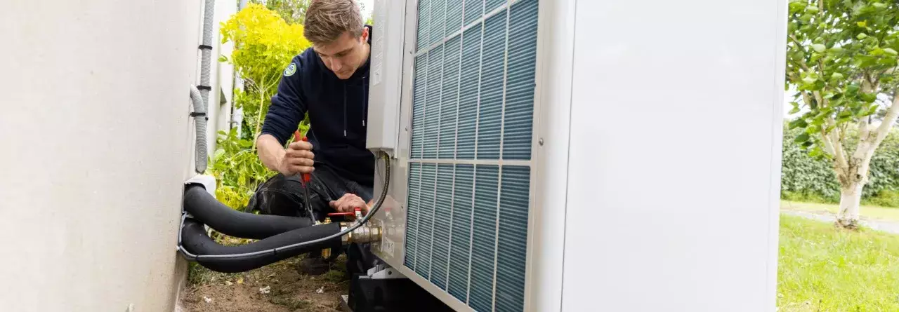 Technicien installant une pompe à chaleur