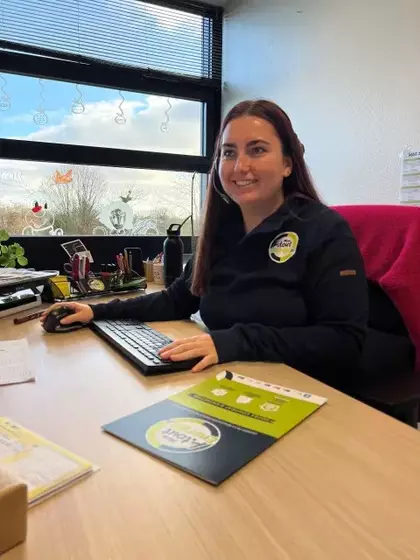 Femme chargée de l'assistance téléphonique